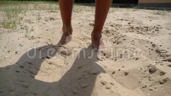 缺水的人在热天在热沙上散步男人的腿沙子上慢动作视频的预览图