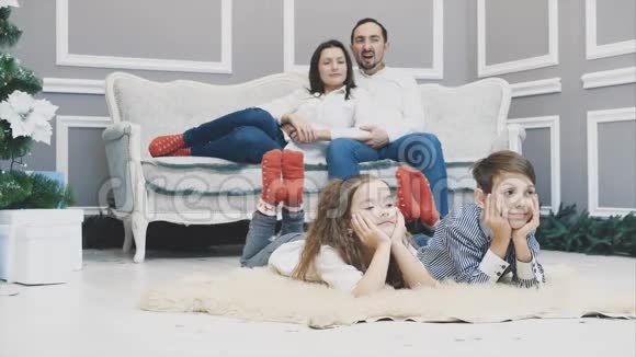 慢动作4k视频可爱的家庭成员穿红色袜子是期待新年视频的预览图