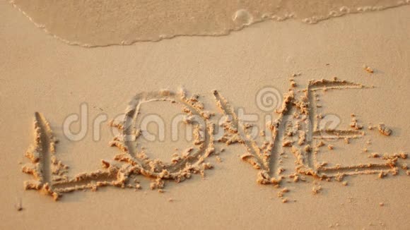 海边的沙滩上的文字暑假和浪漫视频的预览图