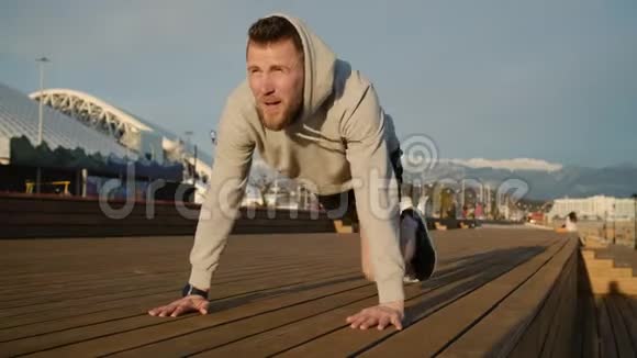 户外运动与跑步木板锻炼视频的预览图