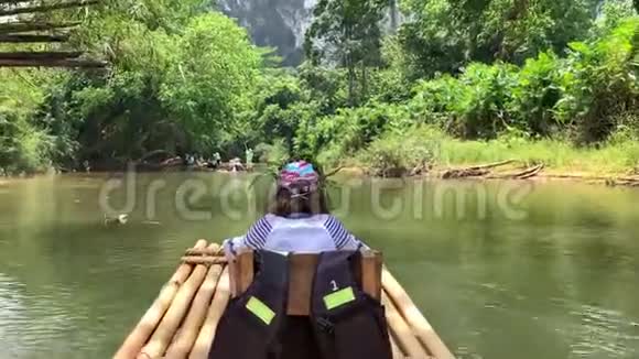 一群游客漂浮在河上9岁的女孩在亚洲的一条河上乘筏航行旅行概念视频的预览图
