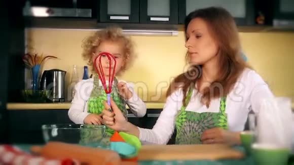 妈妈给女儿厨房用搅拌机视频的预览图