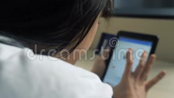 女孩用数字生活方式平板电脑制作网上购物概念黑发女人躺在沙发上看网上商店视频的预览图