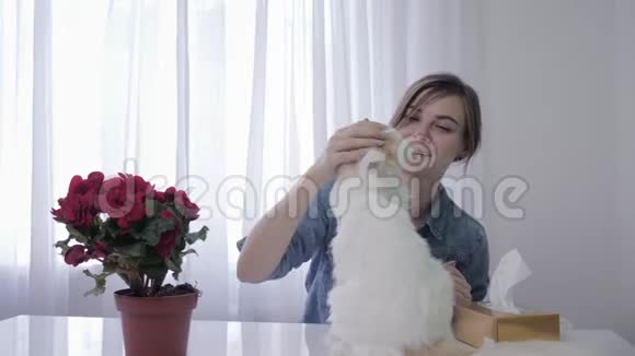 生病的女人女孩打喷嚏成手帕因为季节性过敏动物的皮毛生活在家里视频的预览图