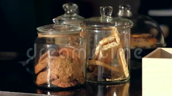 罐子里的饼干咖啡店里的橱窗视频的预览图