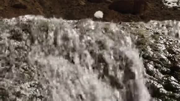 水流过岩石视频的预览图
