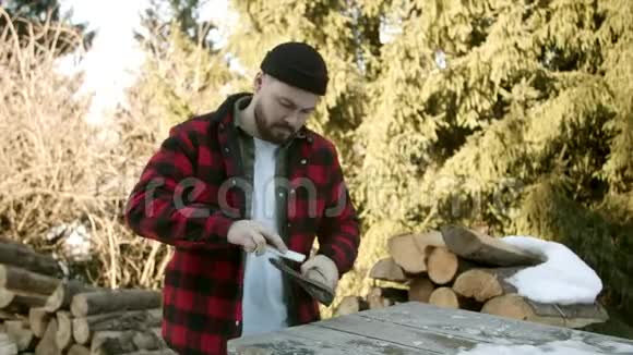 野蛮的伐木工人整齐地削尖钝斧视频的预览图