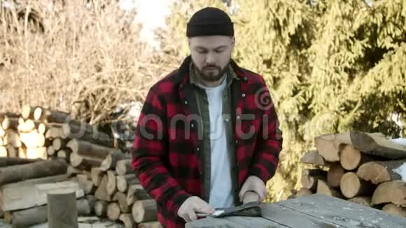 野蛮的伐木工人整齐地削尖钝斧视频的预览图
