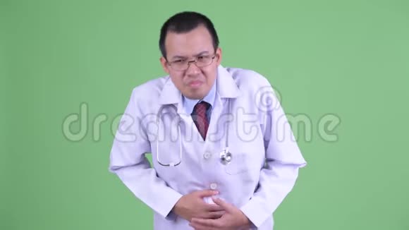 戴眼镜的亚洲男医生胃痛视频的预览图