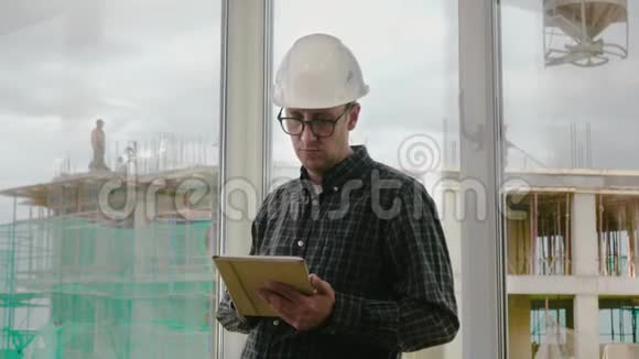 工程师在施工现场的平板电脑上工作视频的预览图