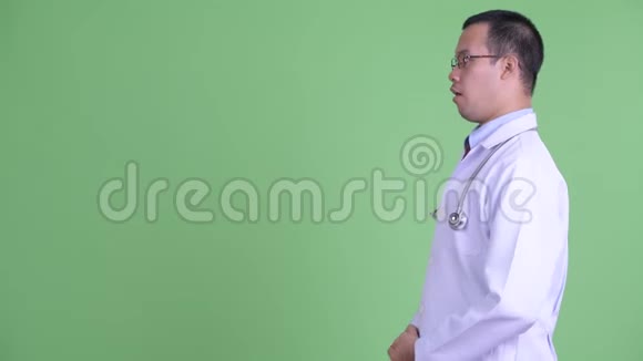 戴眼镜的快乐亚洲男医生简介视频的预览图
