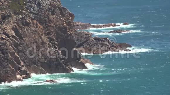 海浪和海岸岩石视频的预览图