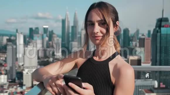 商务繁忙的女孩在摩天大楼的背景下打电话4k视频的预览图