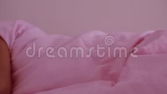 一个婴儿早上在床上醒来的肖像视频的预览图