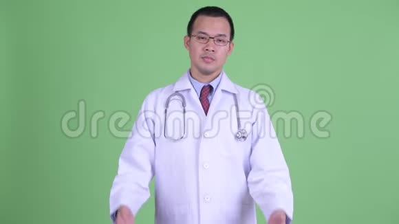 戴着眼镜耸肩的悲伤亚洲男子医生视频的预览图