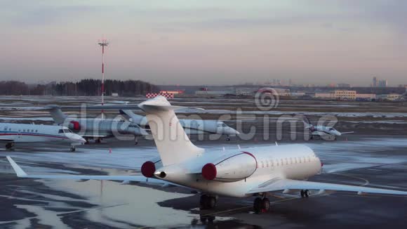停在机场的五架中小型商务飞机冬天的雪4K视频的预览图