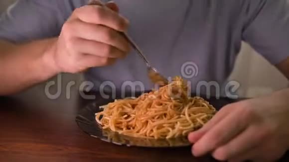 盘子上有酱汁的意大利面一个人用叉子防止意大利面视频的预览图