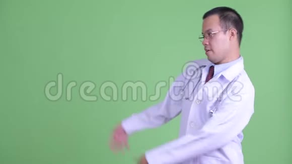 快乐的亚洲男子医生一边向后看一边说话视频的预览图