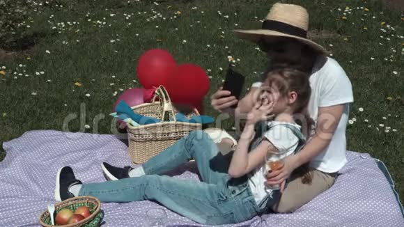 快乐的母女在野餐中放松视频的预览图