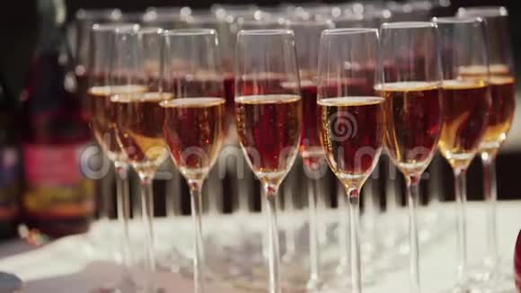 桌子上有许多带香槟的酒杯带有气泡的酒杯视频的预览图