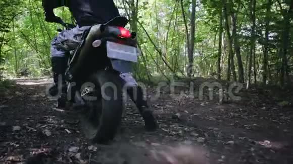 摩托车上穿着防护装备的运动员Enduro启动时尘土和泥土从车轮下飞扬视频的预览图