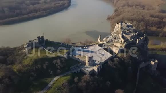 德文城堡的废墟视频的预览图