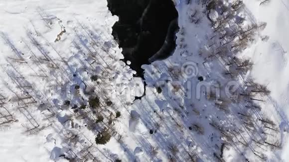 在阳光明媚的冬日俯瞰白雪皑皑的高山湖泊欧洲阿尔卑斯山脉户外爱好者4k无人驾驶飞机视频的预览图