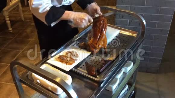 厨师用技巧切烤鸭视频的预览图