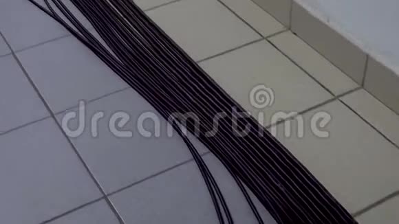 走廊内电缆安装地板上的电缆视频的预览图