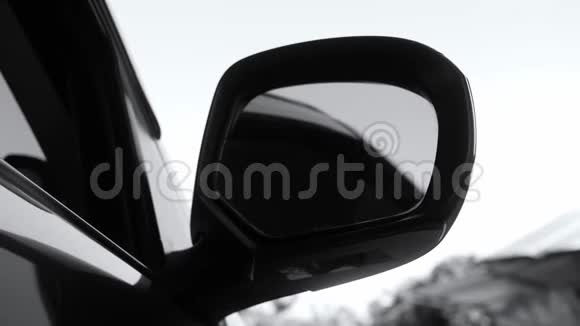 侧镜车调整的外侧视图司机按下按钮自动控制汽车电源科技视频的预览图