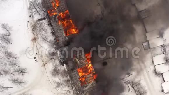 鸟瞰建筑冬季燃烧屋顶视频的预览图