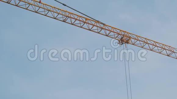 建筑工地上一架高大建筑起重机的臂架视频的预览图