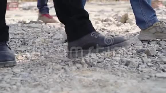 双脚踩碎石慢动作视频的预览图