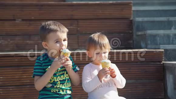 哥哥和姐姐在街上吃冰淇淋视频的预览图