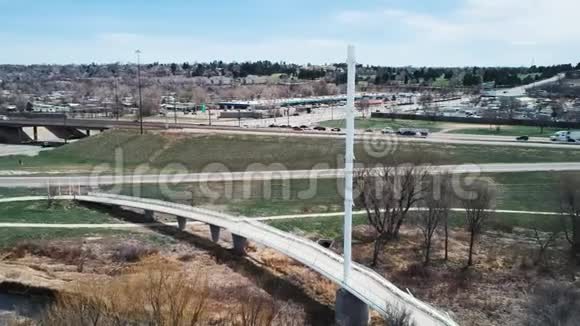 白吊桥轨道的影像视频的预览图
