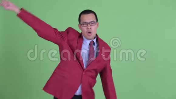 快乐的亚洲商人戴着眼镜跳舞视频的预览图