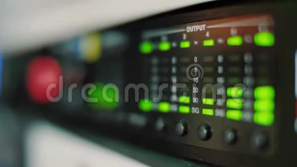 电子面板上的音频均衡器条移动桌面上的音乐控制级别视频的预览图