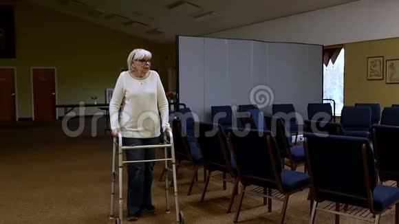 老年妇女在步行者的帮助下在地毯上向左向右走视频的预览图