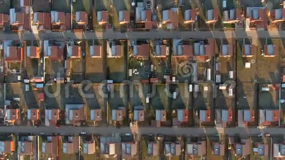 从空中无人机村的顶部可以看到同样的房子从红色的屋顶和农村的砖块鸟瞰住宅区视频的预览图