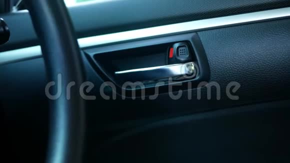 关闭开关电动锁门工作时司机手按按钮在汽车上以确保安全技术和运输视频的预览图