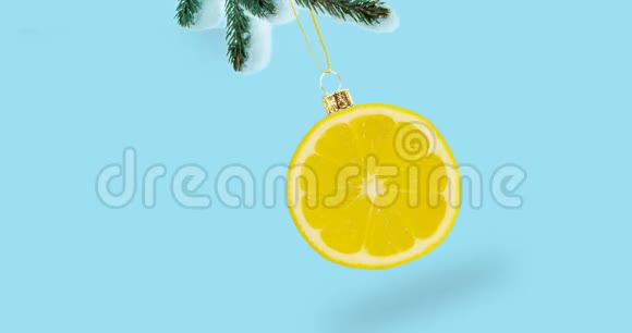 一片柠檬以圣诞球的形式洒在圣诞树树枝上柠檬概念圣诞节和新年最低标准视频的预览图