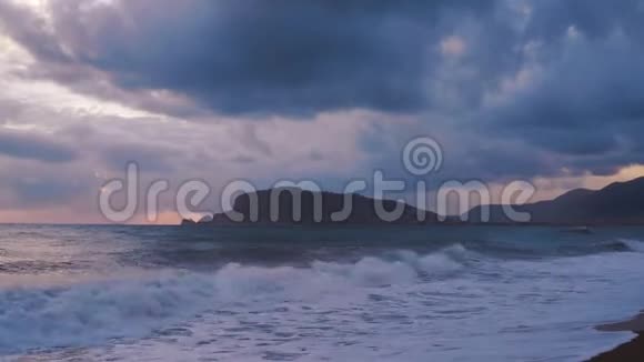 土耳其阿拉尼亚附近海滩上的风暴天边乌云密布在远处你可以看到阿拉尼亚市视频的预览图