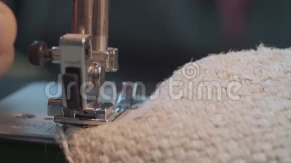 在缝纫机上用缝纫布缝制人的手缝手工服装工业理念4k视频视频的预览图