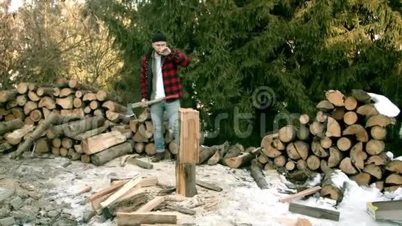 冬天森林里的伐木工人视频的预览图