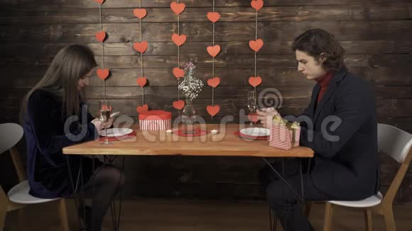 情侣在咖啡厅浪漫约会时使用智能手机视频的预览图