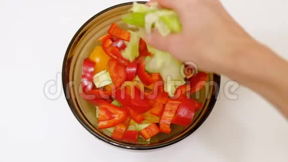 素食蔬菜沙拉玻璃碗女人加绿色生菜视频的预览图
