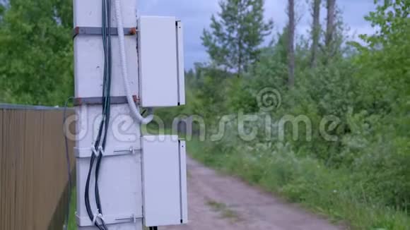 电动防护罩在一条街杆上的私营部门近距离观看视频的预览图