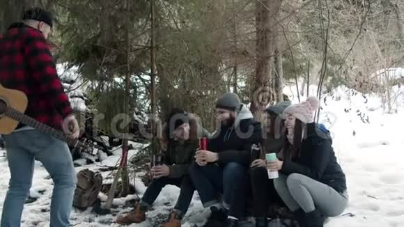 一群在森林里交谈的游客朋友视频的预览图