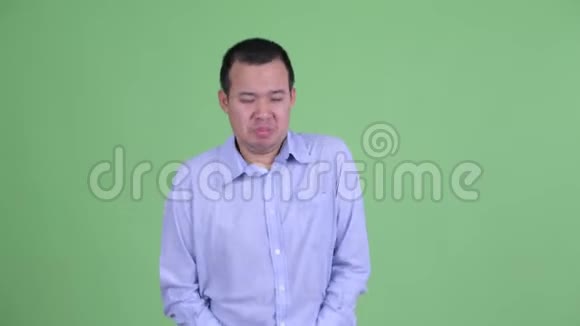 穿着衣服的亚洲商人胃痛视频的预览图