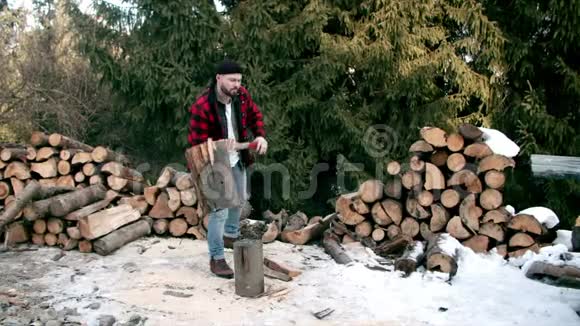 冬天森林里的伐木工人视频的预览图